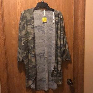 NWT Coco Kelly Size Medium Camo Kimono